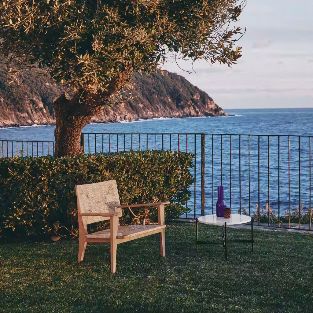 F–CHAIR LOUNGE