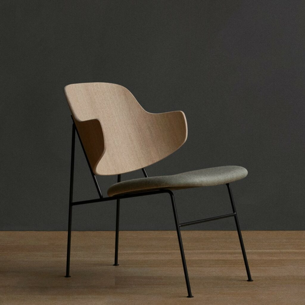 THE PENGUIN LOUNGE CHAIR