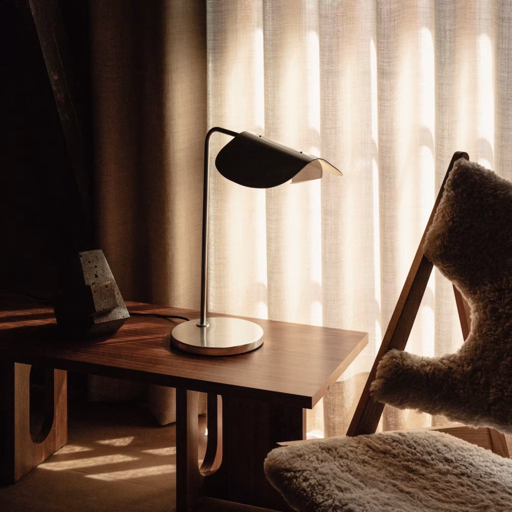 WING TABLE LAMP