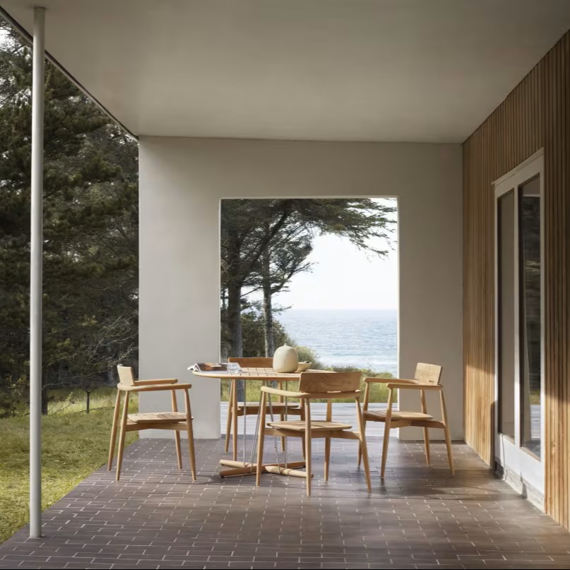 E008 EMBRACE DINING CHAIR